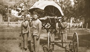 極東からヨーロッパの戦場へ：赤十字パーティー、イラストレイテッドウォーニュース、1916年6月21日（セピア写真） 作： French Photographer